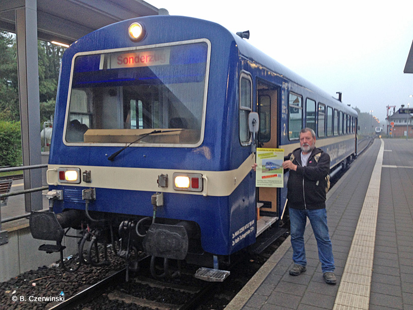 Fahrgast mit Werbeplakat für Triebwagenfahrten Soltau-Celle-Hankensbüttel